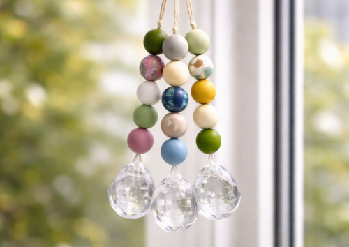 Sonnenfänger mit Prisma und Silikonperlen - Regenbogen Fenster Deko minimalistisch